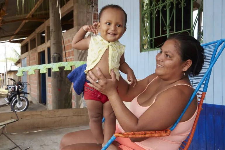 ni&ntilde;o y madre en pucallpa