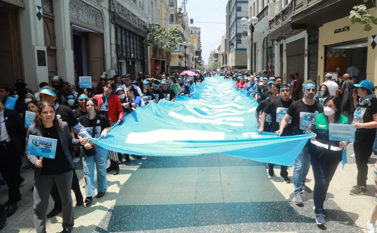 Una caminata por la via p&uacute;blica, en la que se sostiene una venda gigante