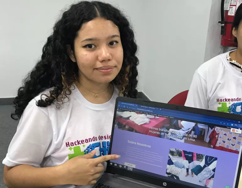 Gabriela mostrando su proyecto