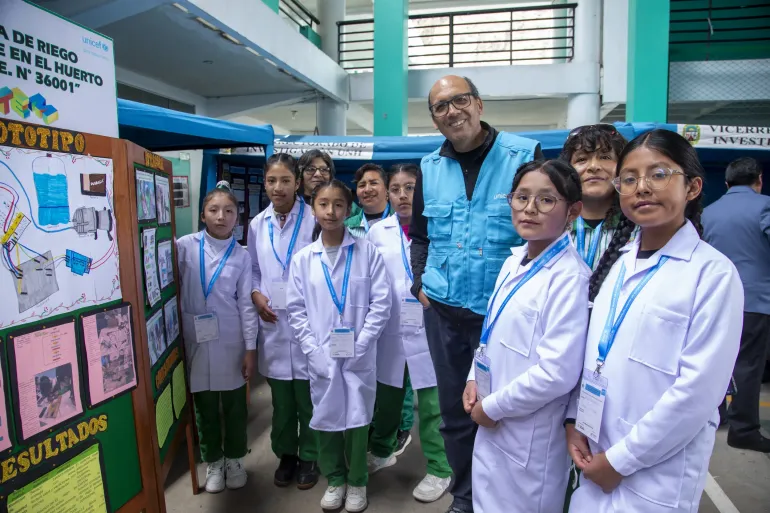 escolares con Oficial de educacion