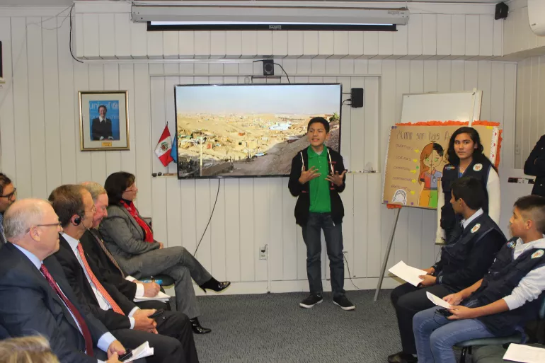 adolescente presentando frente a senadores canadienses