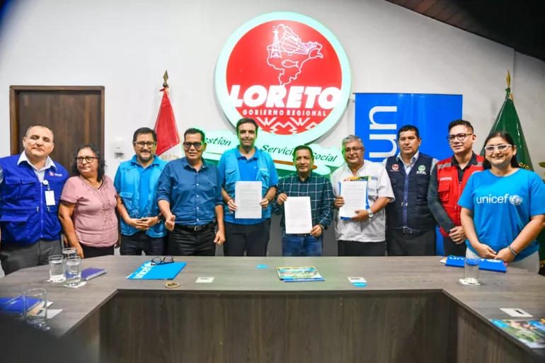 Representantes del Gobierno Regional de Loreto y UNICEF firmando declaraci&oacute;n para trabajar por la ni&ntilde;ez y adolescencia 