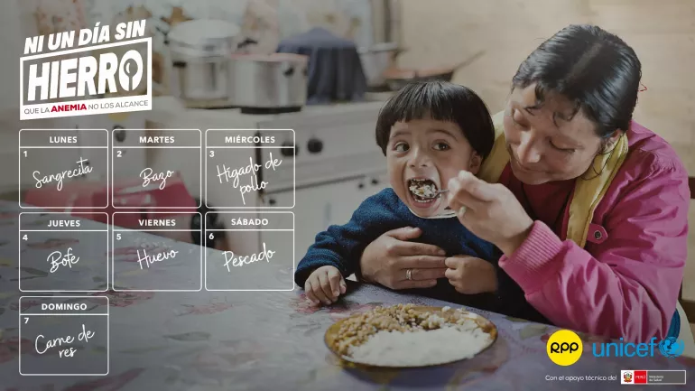 Mam&aacute; alimenta a su hijo con un plato de menestras