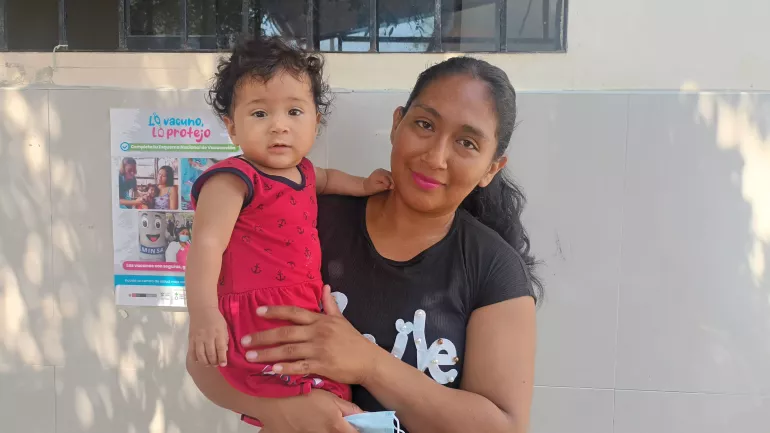Katherine y su hija Valeri luego de su vacunaci&oacute;n