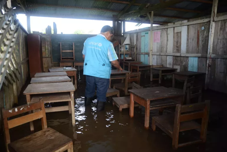 Personal de UNICEF en Per&uacute; en inundaciones en Loreto