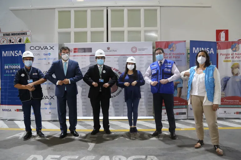 Representantes recibiendo las vacunas