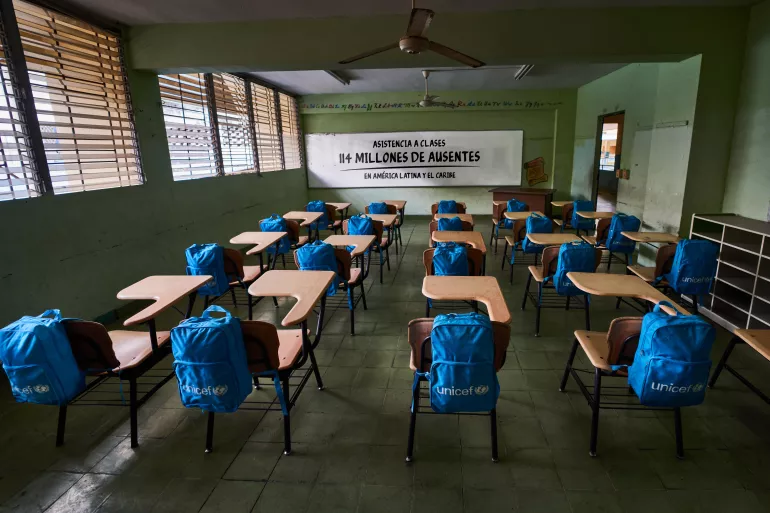 clase con carpetas vac&iacute;as 