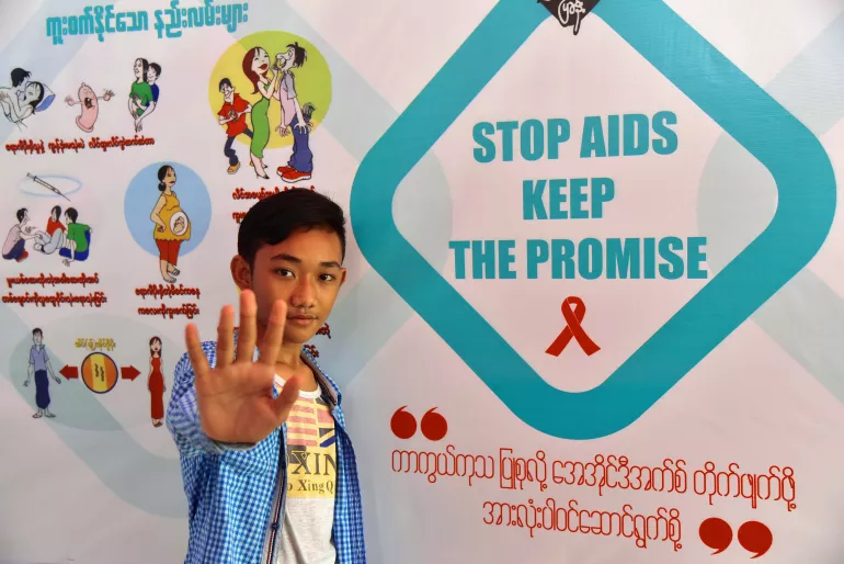 Ni&ntilde;o de Myanmar en conferencia contra el VIH