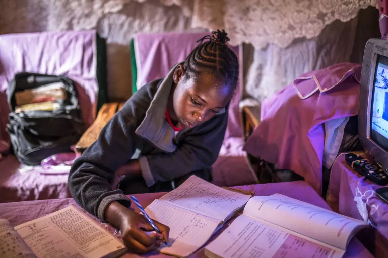 Ni&ntilde;a estudiando