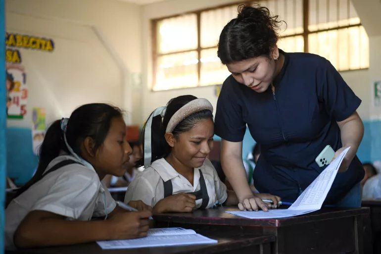Estudiante peruana en su sal&oacute;n de clase