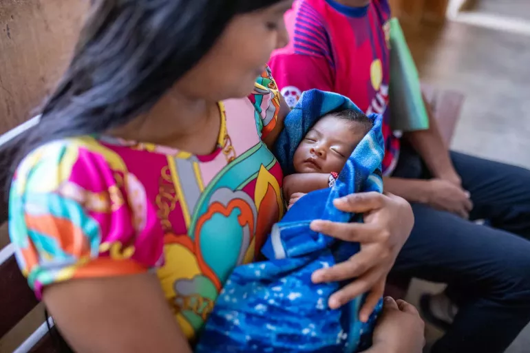 Madre cargando un beb&eacute; reci&eacute;n nacido