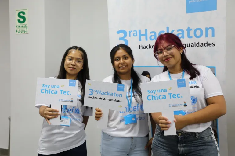 3 adolescentes mujeres en la 3ra Hackaton