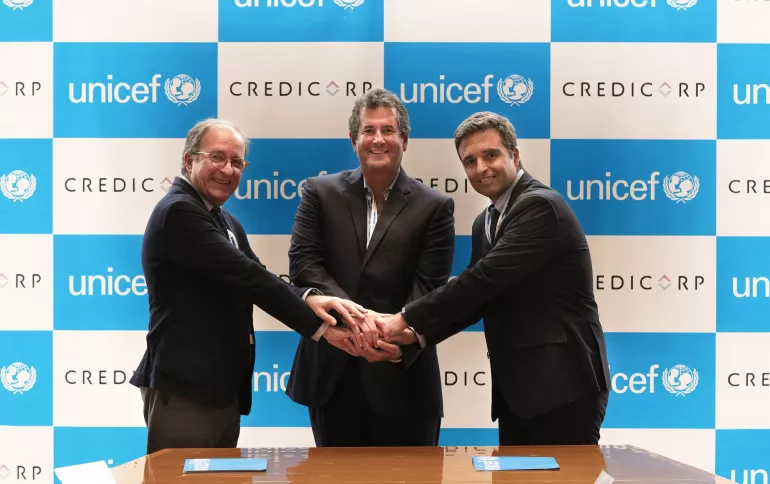 Tres personas d&aacute;ndose la mano