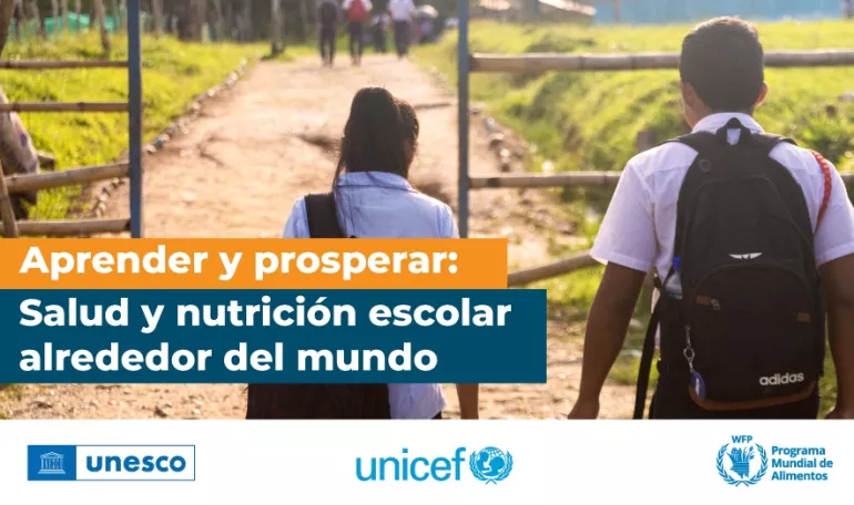 Dos adolescentes de espaldas con uniforme escolar y mochilas