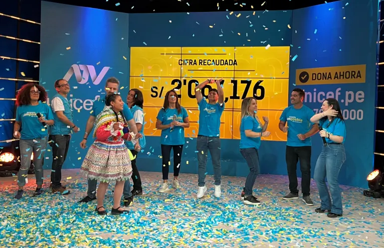 Personas en un set de television