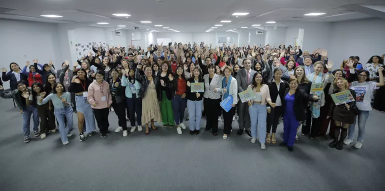 Un grupo de muchas personas de pie