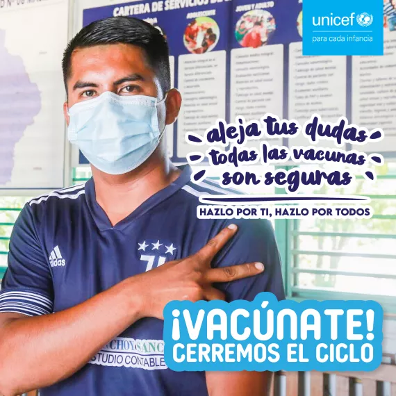 Un hombre a punto de recibir su vacunaci&oacute;n contra el coronavirus