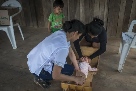 Yameli midiendo a su hijo