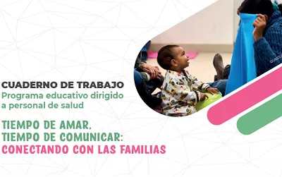 una madre jugando con su bebe, y al lado texto
