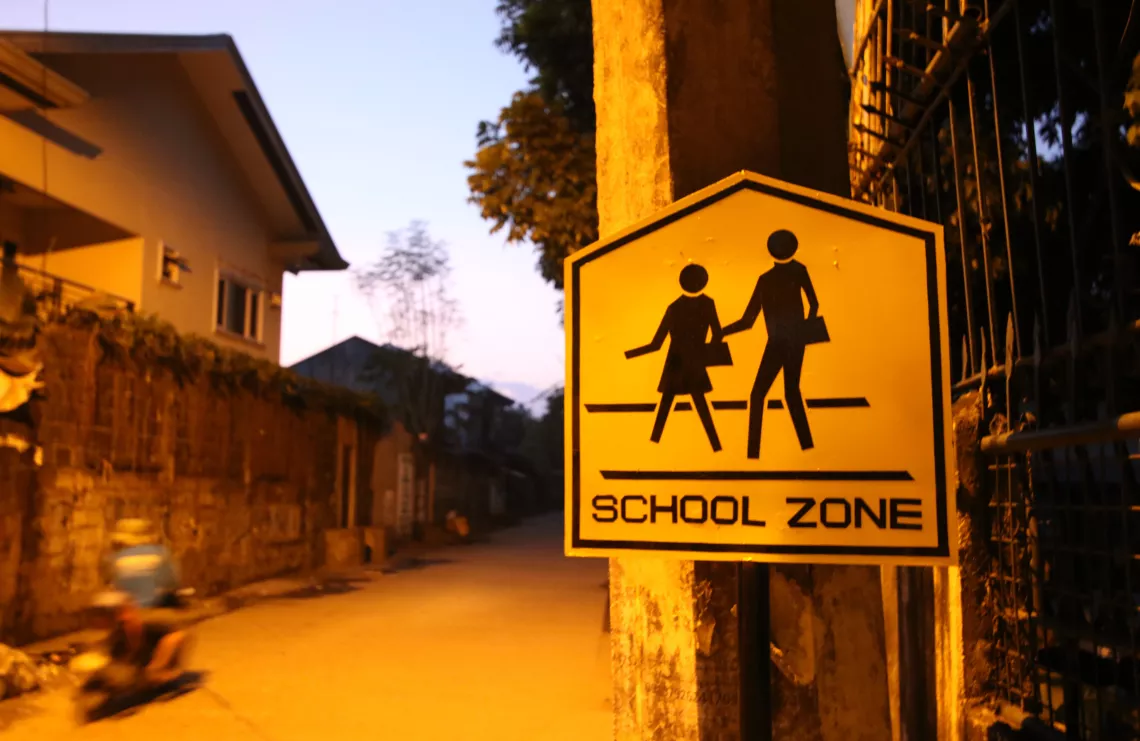 A children crossing/school zone street sign