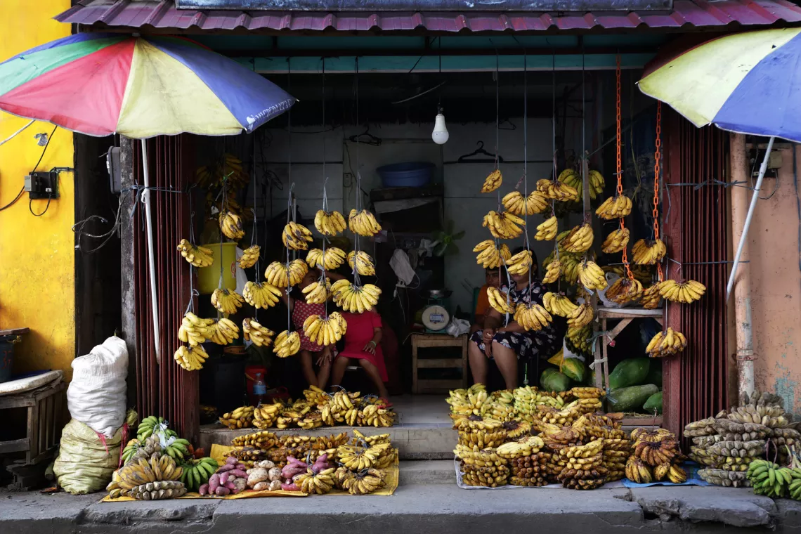 Several hands of costa, lakatan, and saba banana varieties are sold at the market in Catbalogan City.
