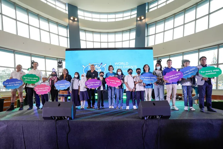 Group photo onstage at the World Children's Day 2022 event
