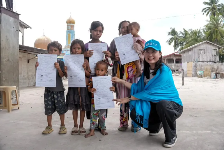 Kyungsun Kim, UNICEF Representative, with newly-registered children from Sulu