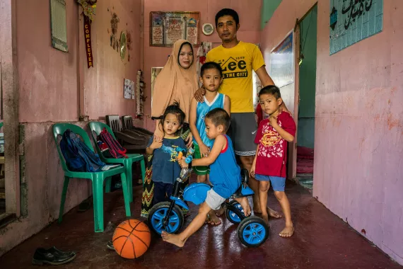 Parents Norsainah and Baniamen with their children
