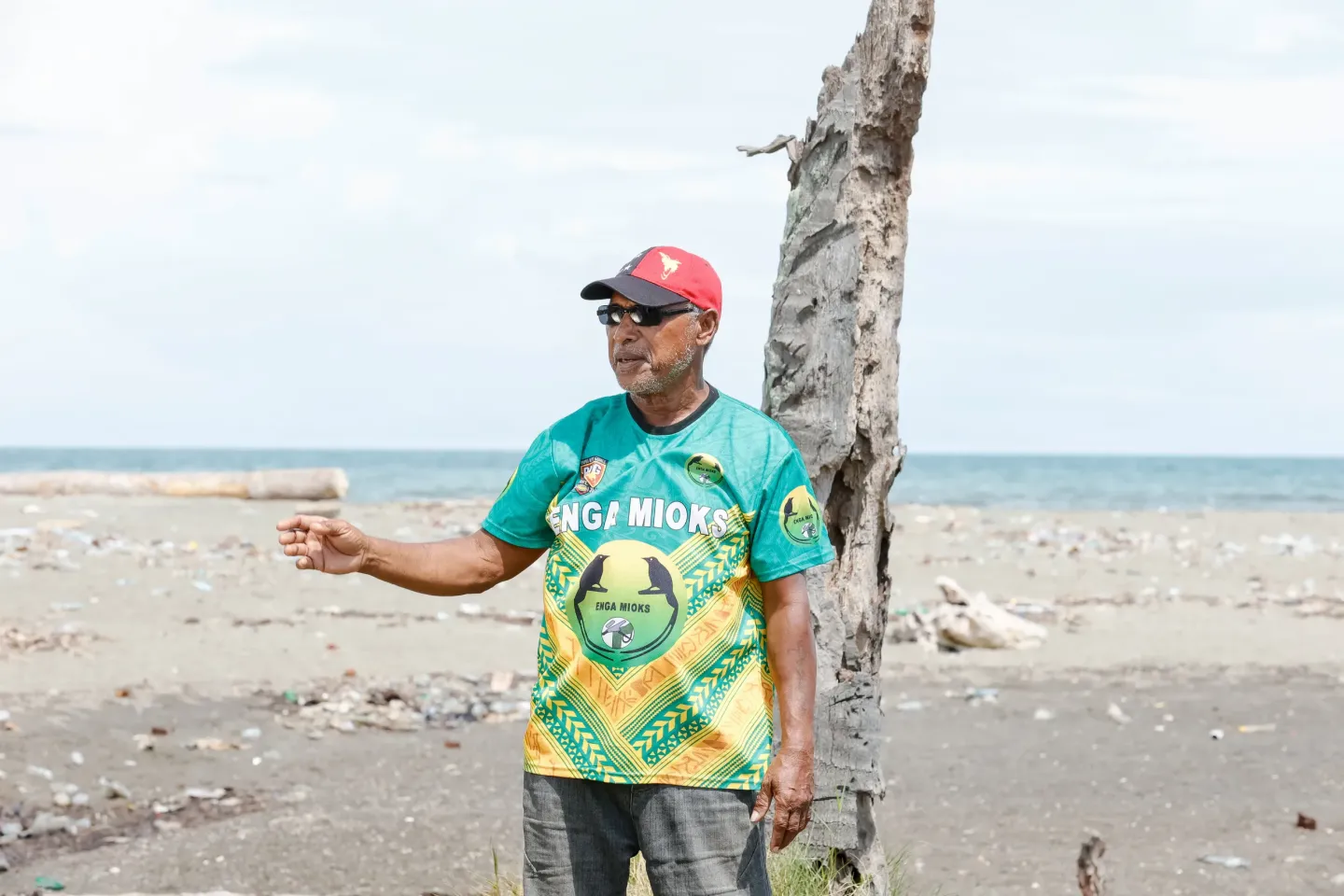 Nanadai Tom, 65, describes the difficulties caused by high tides and saltwater intrusion in his village.