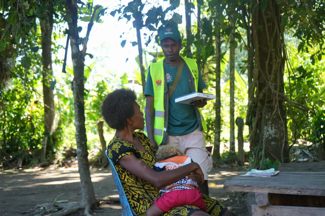 Shaun talks to a mother at Taruka, Avungi LLG in East New Britain, about immunisation during the household monitoring survey carried