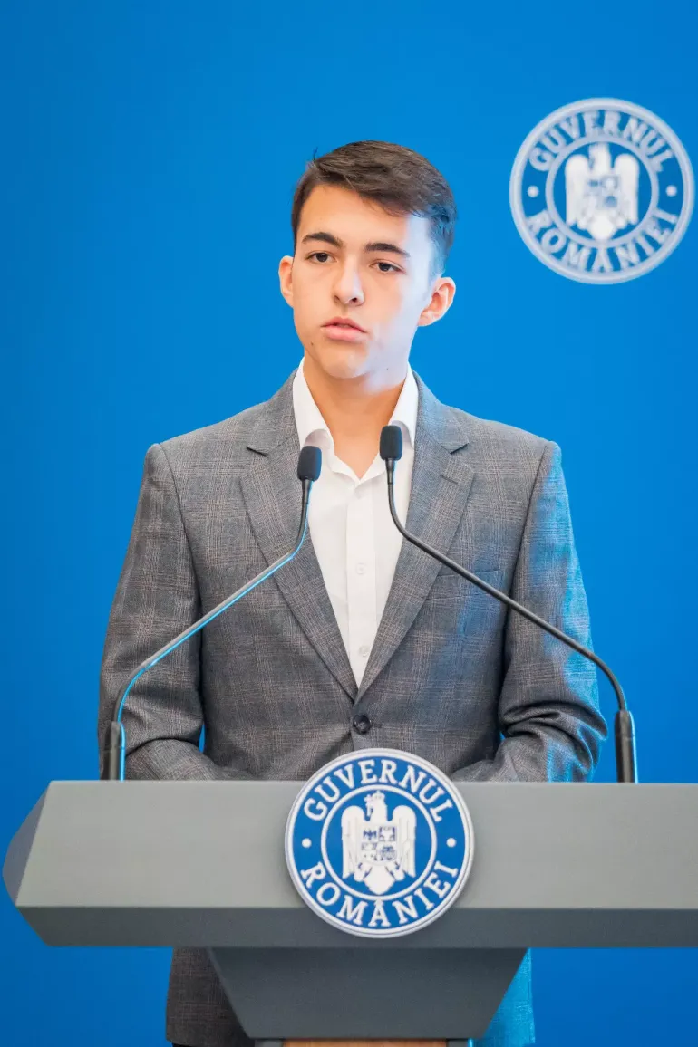 Poză cu Octavian, țin&acirc;nd un discurs la Guvernul Rom&acirc;niei.