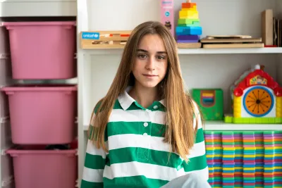 Adolescentă care z&acirc;mbește la cameră.