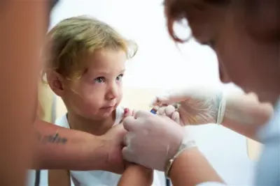 Copil care este vaccinat