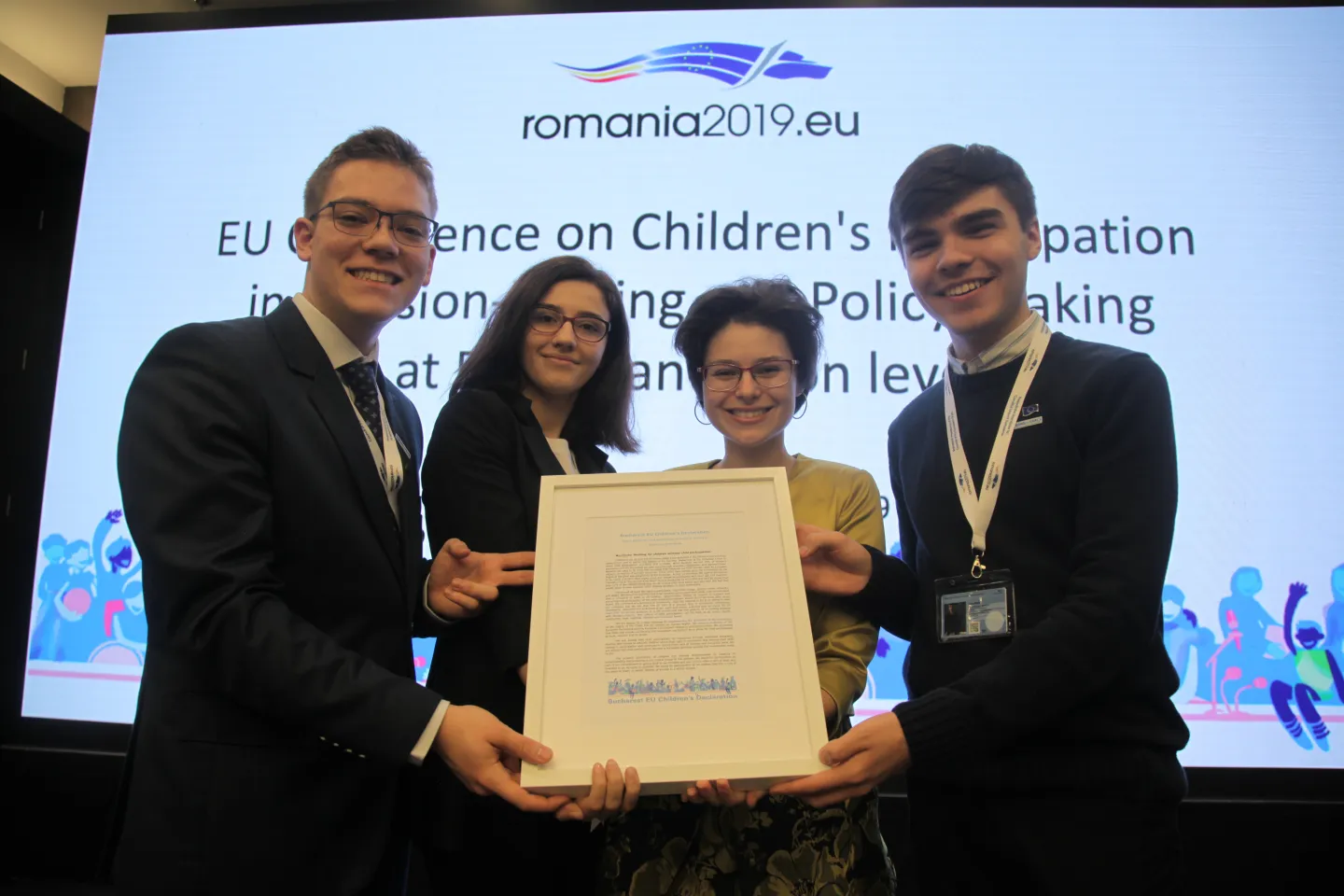 Tudor, Alexandra, Ariana și Rareș prezintă Declarația de la București a Copiilor din UE, la sf&acirc;rșitul Conferinței Internaționale &rdquo;Participarea Copiilor la procesele de luare a deciziilor și de elaborare a politicilor la nivelul UE&rdquo;, din data de 7 mai 2019, București, Rom&acirc;nia.