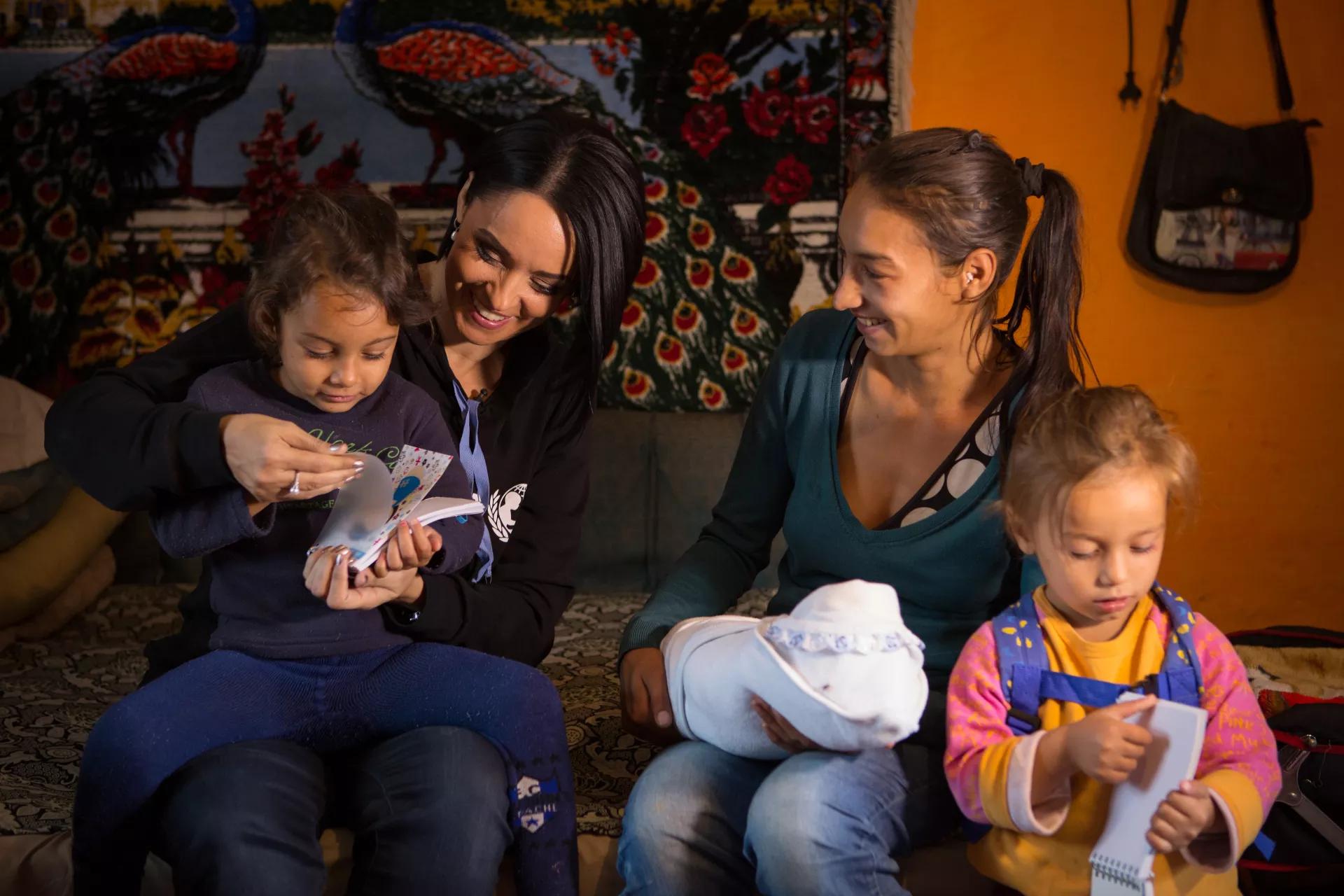 Andreea Marin, Ambasador Național UNICEF &icirc;n Rom&acirc;nia, vizitează o mamă de 20 de ani cu 4 copii.