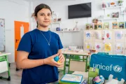 Elevă adolescentă care este fotografiată &icirc;n timp ce ține &icirc;n m&acirc;nă c&acirc;teva mingi antistres.
