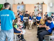 Smiley, Ambasador Național pentru UNICEF &icirc;n Rom&acirc;nia, &icirc;ntr-o sală de clasă, vorbind cu elevi.