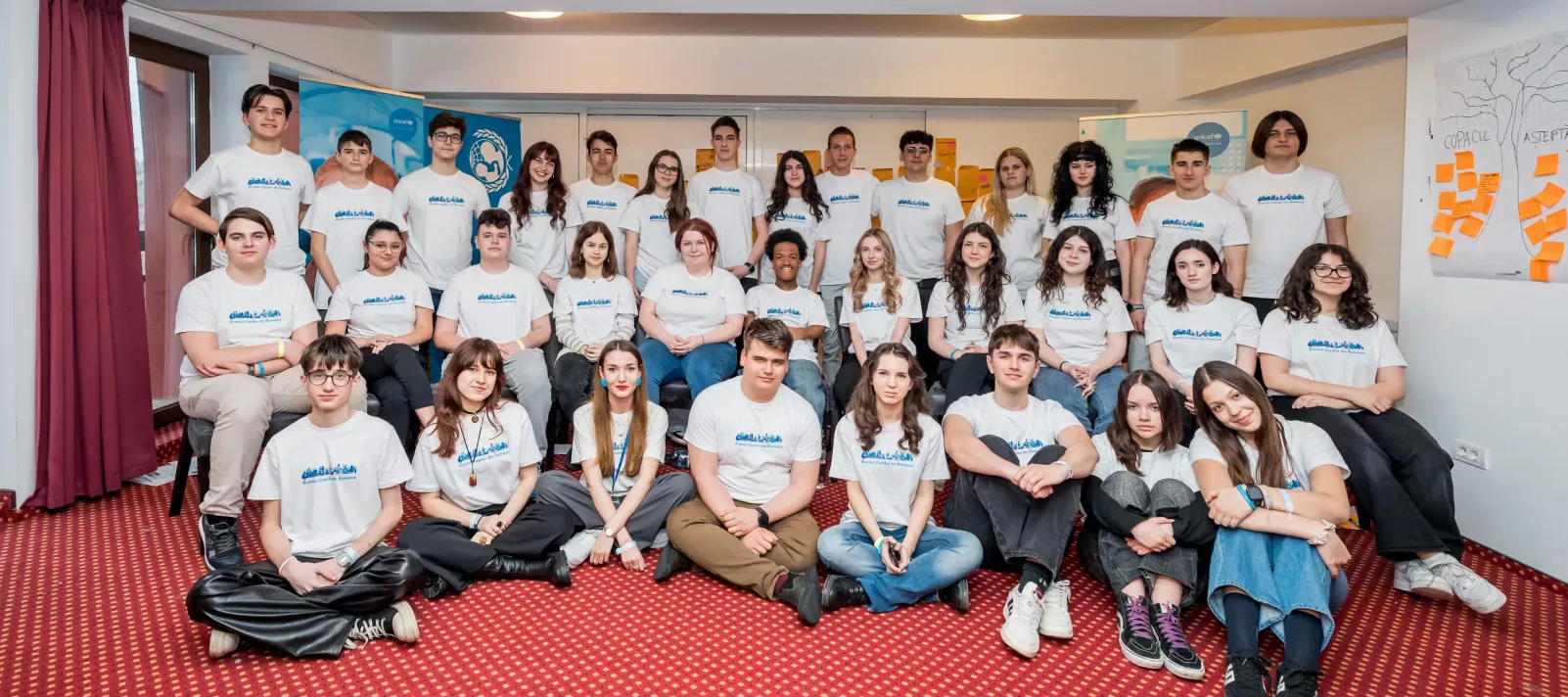 Poză de grup cu membrii Boardului Copiilor.
