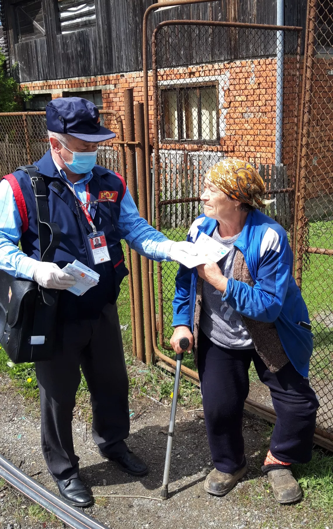 Dirigintele Marian Cioacă livrează pliante UNICEF cu informații esențiale despre igiena corectă și prevenția COVID &ndash; 19 și sfaturi pentru cum să-ți menții sănătatea mintală &icirc;n Moeciu de Jos, &icirc;n centrul Rom&acirc;niei, &icirc;n data de 5 mai, 2020.