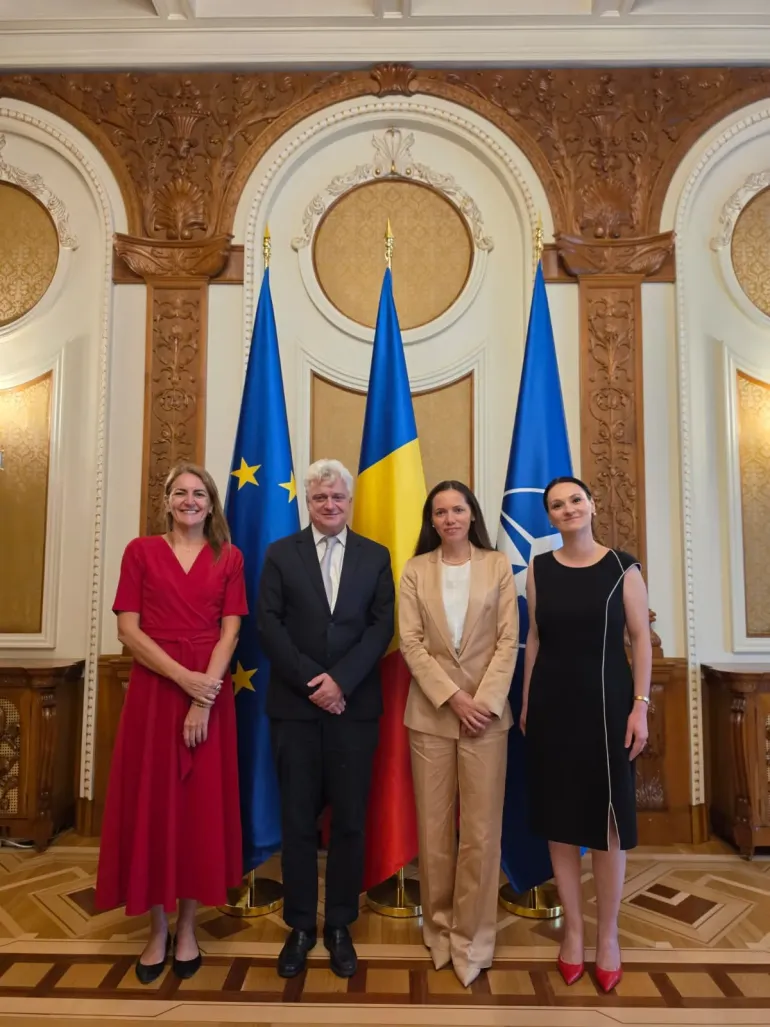 Photo with high-level representatives.