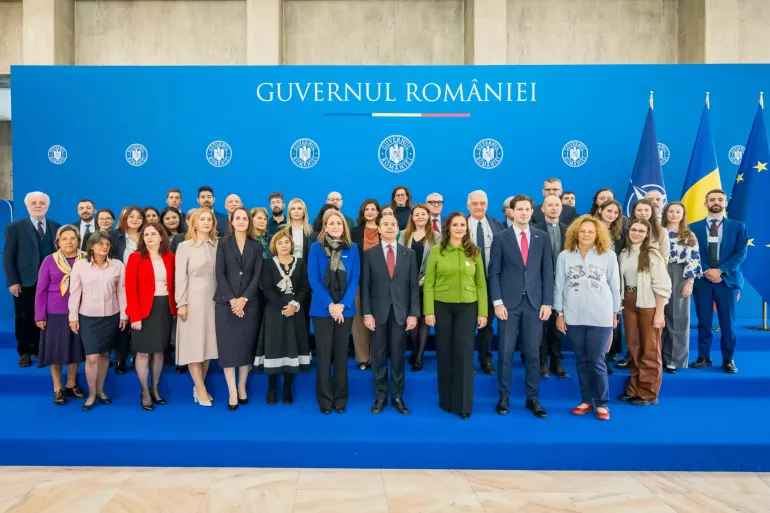 Fotografie de grup &icirc;n cadrul unuievenimentul organizat la Guvern