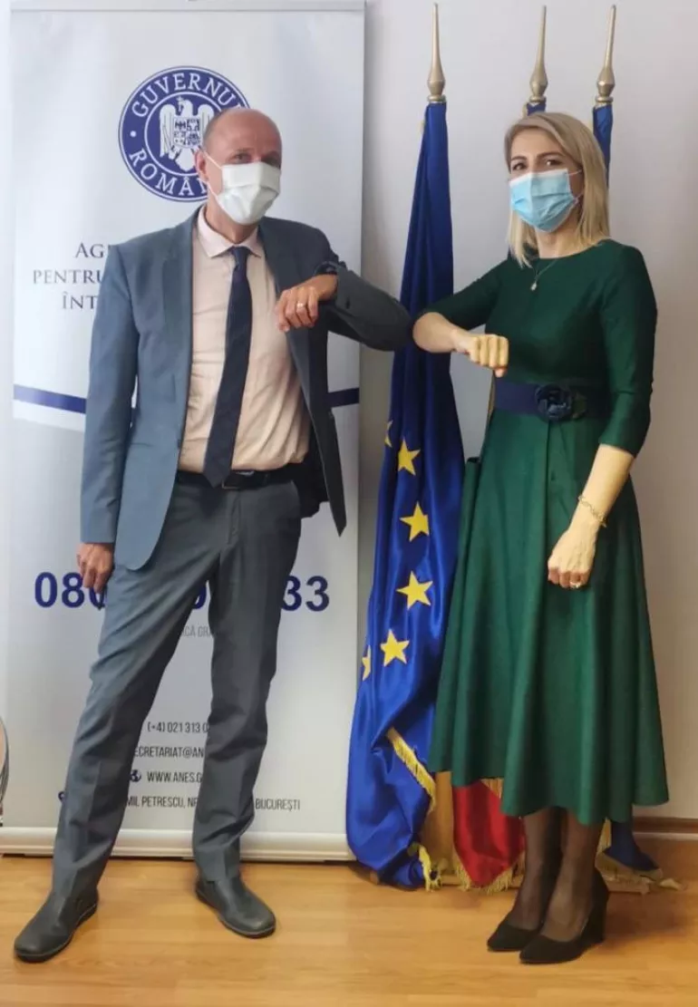 Pieter Bult, the UNICEF Representative in Romania together with Luminița Popescu, state secretary at the signing of he partnership between UNICEF and ANES  to ensure equal opportunities for all children in Romania 