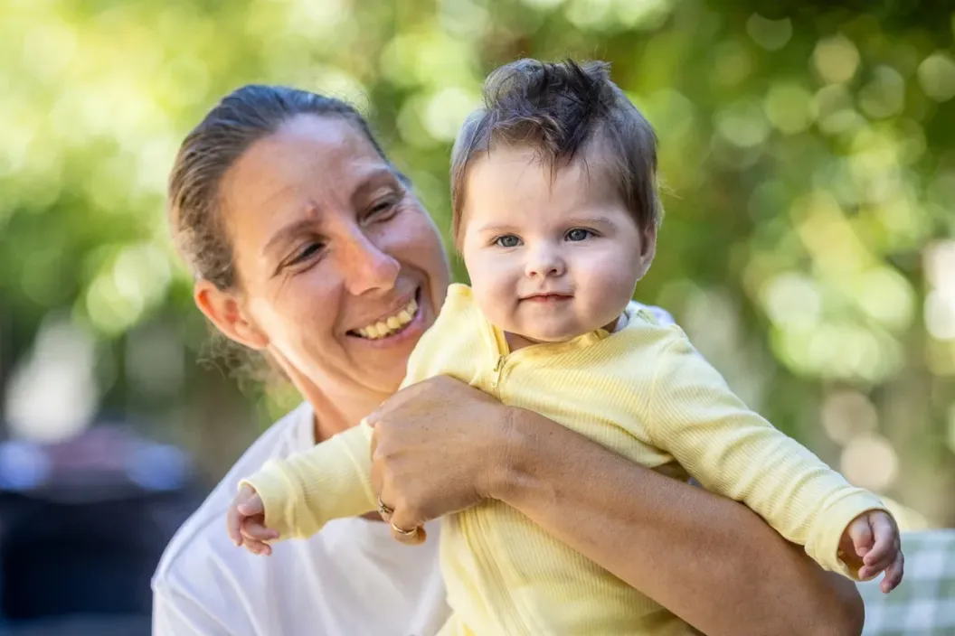Cataleea &icirc;mbrățișată de către asistenta sa maternală.
