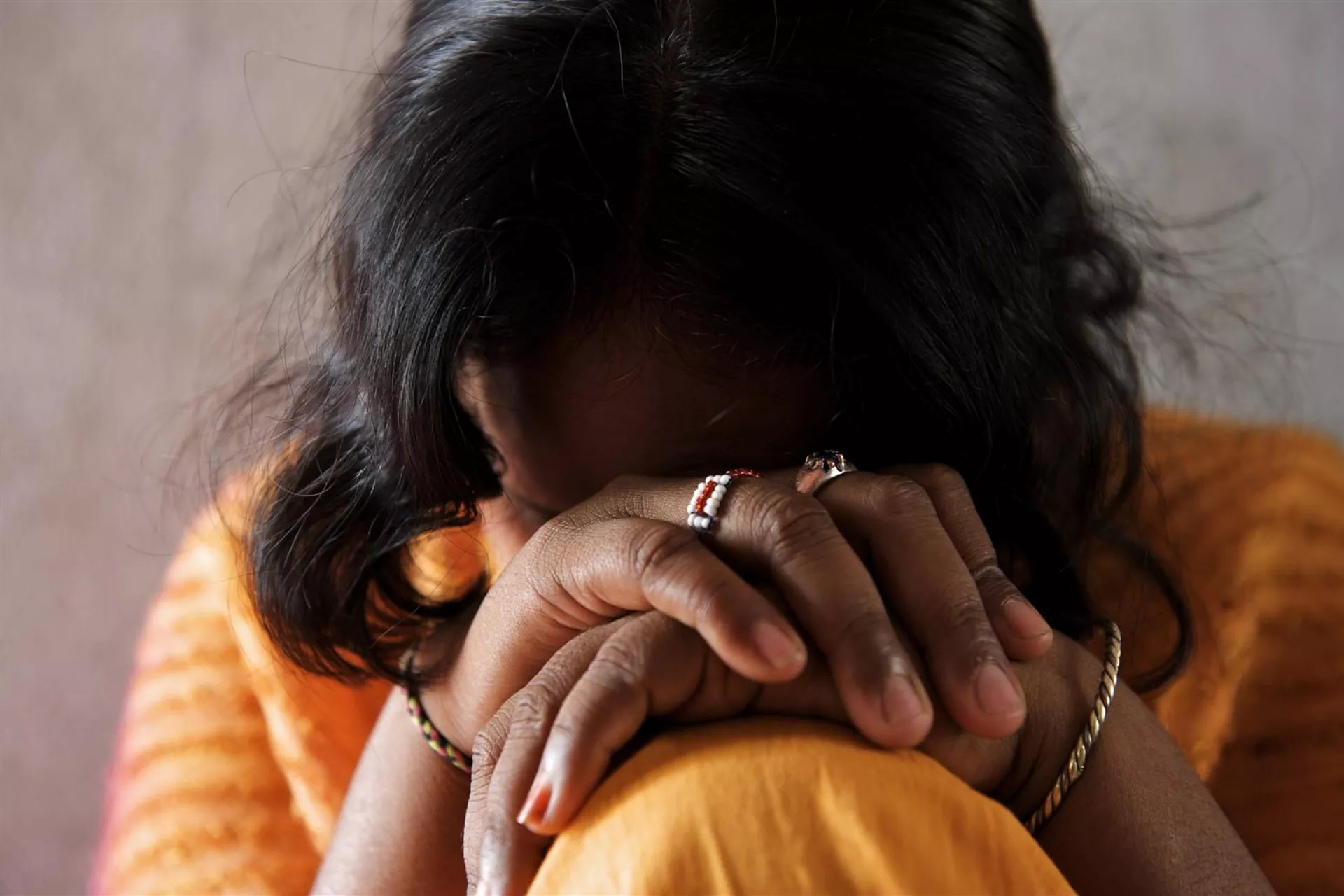 Parul hides her face in Proshanti