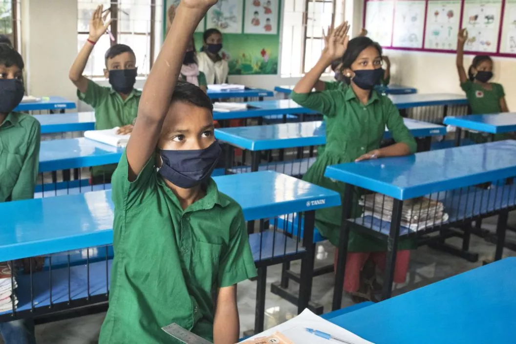 students raise hands