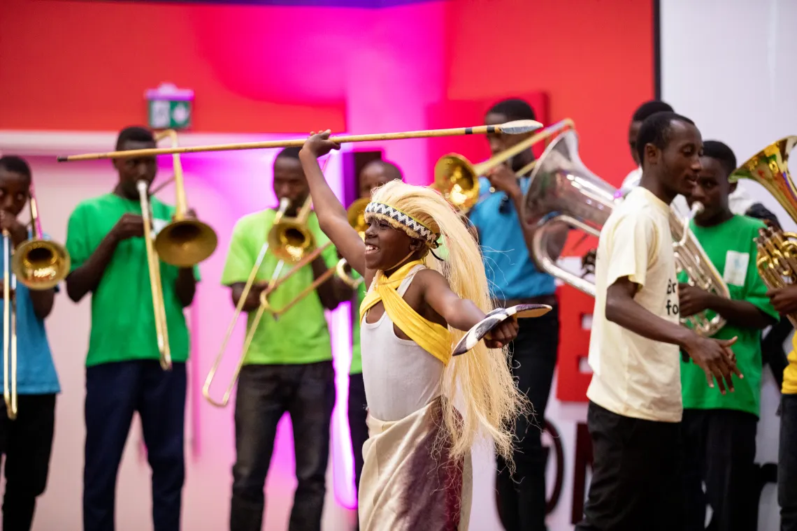 Aherekejwe na orchestra, Patrick w&rsquo;imyaka 10, arerekana urukundo akunda imbyino gakondo nyuma yo kuva ku muhanda agasubira mu ishuri.