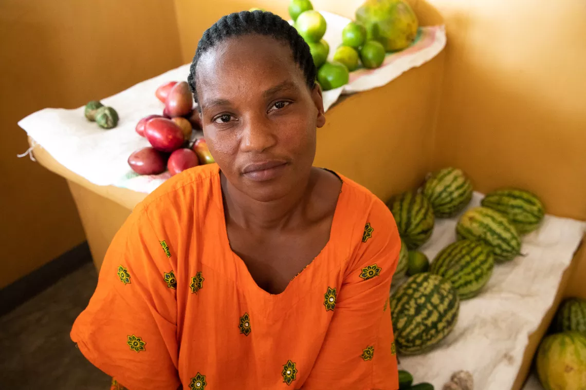 Esperance Nyiramahirwe acururiza mu isoko rya Petite Barri&eacute;re ku mupaka hagati ya Rubavu-Goma, ubucuruzi buri gutera imbere ku mupaka kandi ntibwigeze bufunga kubera icyorezo cya Ebora ahubwo bwimakaje ingamba zo kwirinda.