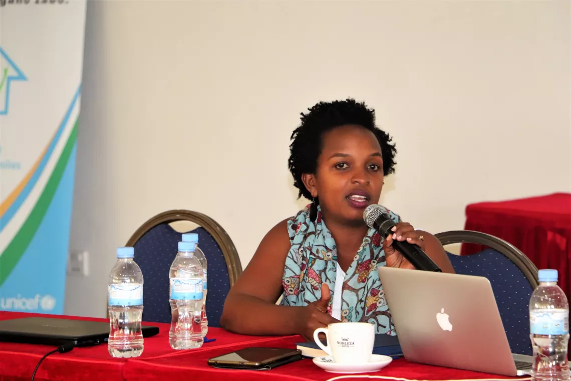 Florence Umutesi ari kuganira ku kibazo cya Kariza mu nama yahuje abasosiyare b&rsquo;uRwanda n&rsquo;abafatanyabikorwa.