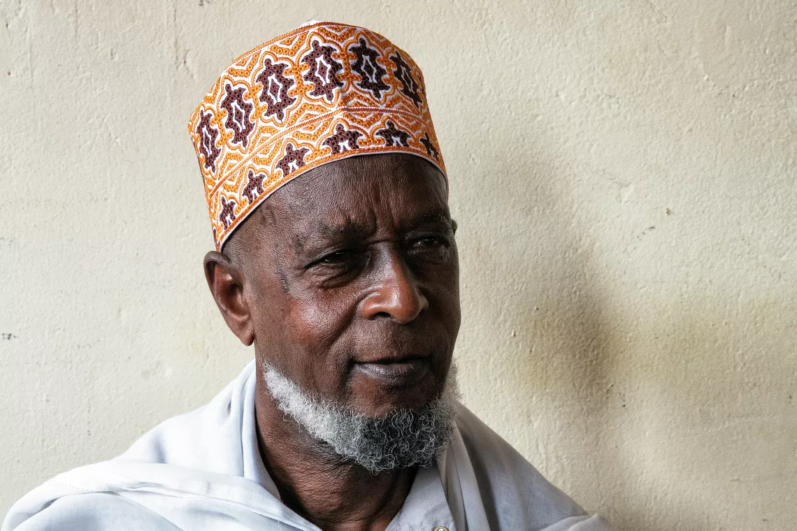Kayijuka Asumani, ni umusaza w&rsquo;imyaka 83 ari ku musigiti wa Madina hagati mu mujyi wa Kigali. UNICEF n&rsquo;abandi bafatanyabikorwa bahuguye abayobozi b&rsquo;amadini 300 kugira ngo bigishe abayoboke babo kwirinda Ebola mu gihe bateranye bari mu masengesho, mu materaniro no mu nyigisho batanga. 