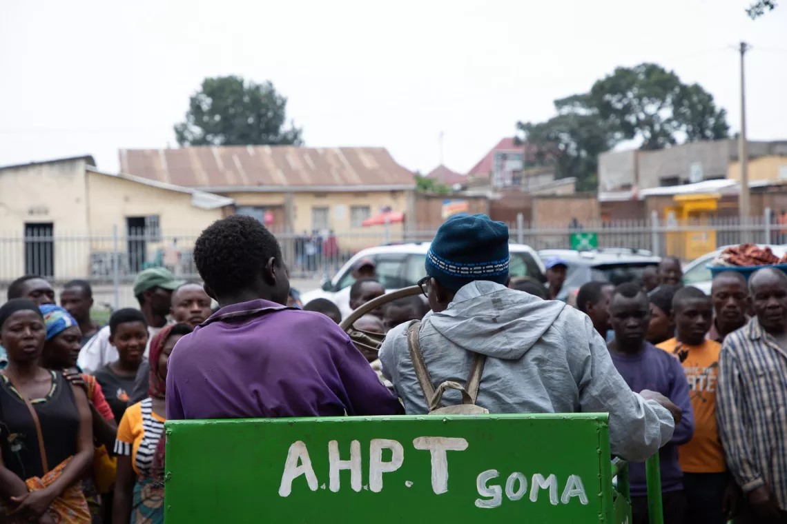 Abagabo babiri bikorera ibicuruzwa byambukiranya umupaka, bakaba bakora ingendo nyinshi zambukiranya hagati ya Rubavu, mu Rwanda na Goma, muri Kongo.